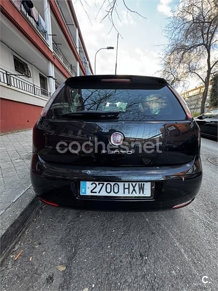 Usado Fiat Punto Young 69 CV (50 kW) 2014 Negro Berlina