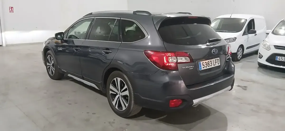 Usado Subaru Outback 175 CV (128 kW) 2020 Negro Familiar