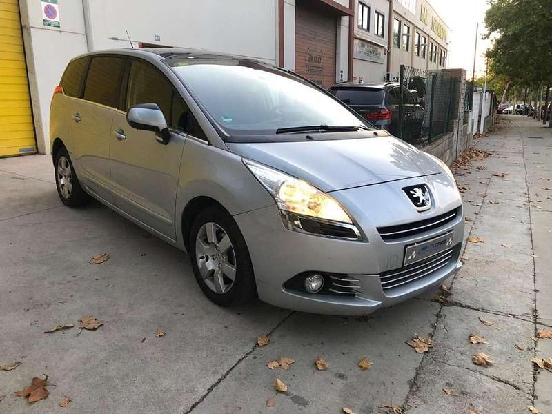 Usado Peugeot 5008 Access 111 CV (81 kW) 2011 Plateado Monovolumen