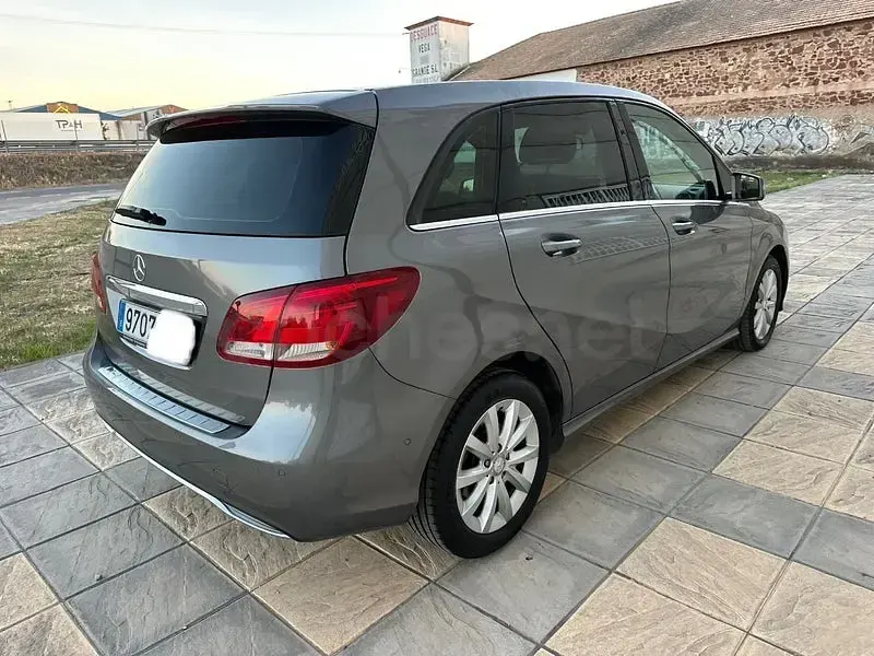 Usado Mercedes B180 109 CV (80 kW) 2015 Gris / plata Utilitario