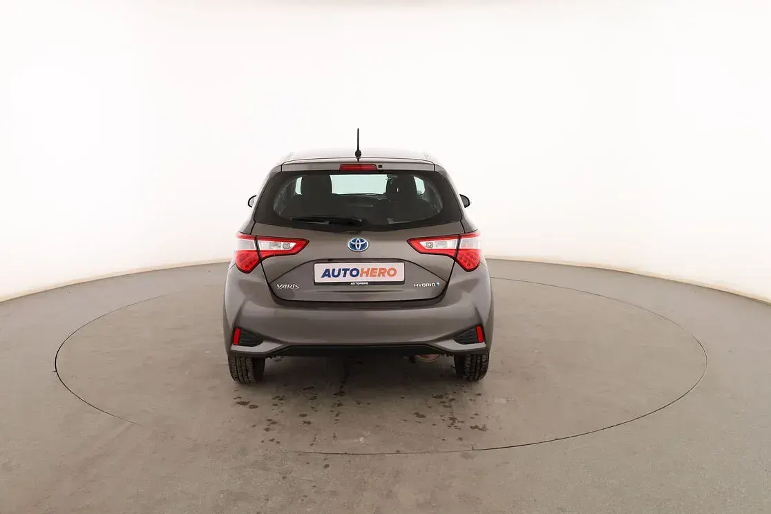 Usado Toyota Yaris Active 101 CV (74 kW) 2018 Gris Utilitario