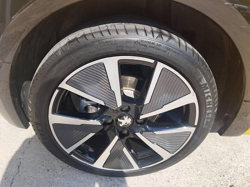 Usado Peugeot e-208 GT 100 kW (136 CV) 2021 Dorado Utilitario