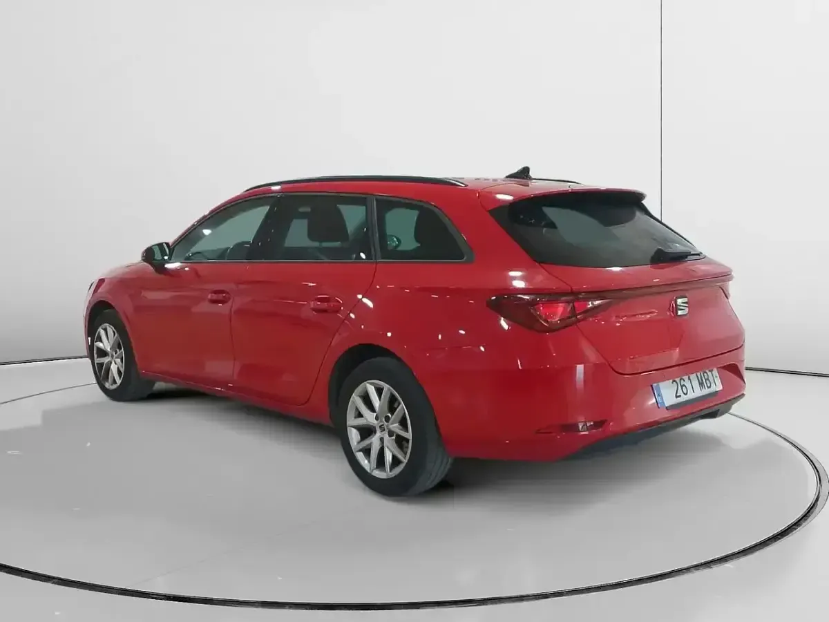 Usado Seat Leon Style 116 CV (85 kW) 2022 Rojo Familiar