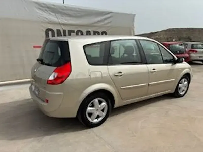 Usado Renault Grand Scénic II Privilege 110 CV (80 kW) 2007 Beige Monovolumen