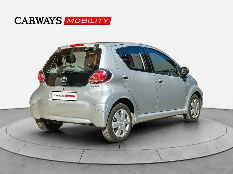 Usado Toyota Aygo 68 CV (50 kW) 2015 Gris / plata Utilitario