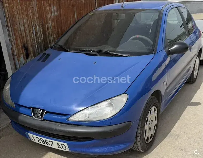 Usado Peugeot 206 70 CV (51 kW) 2000 Azul Berlina