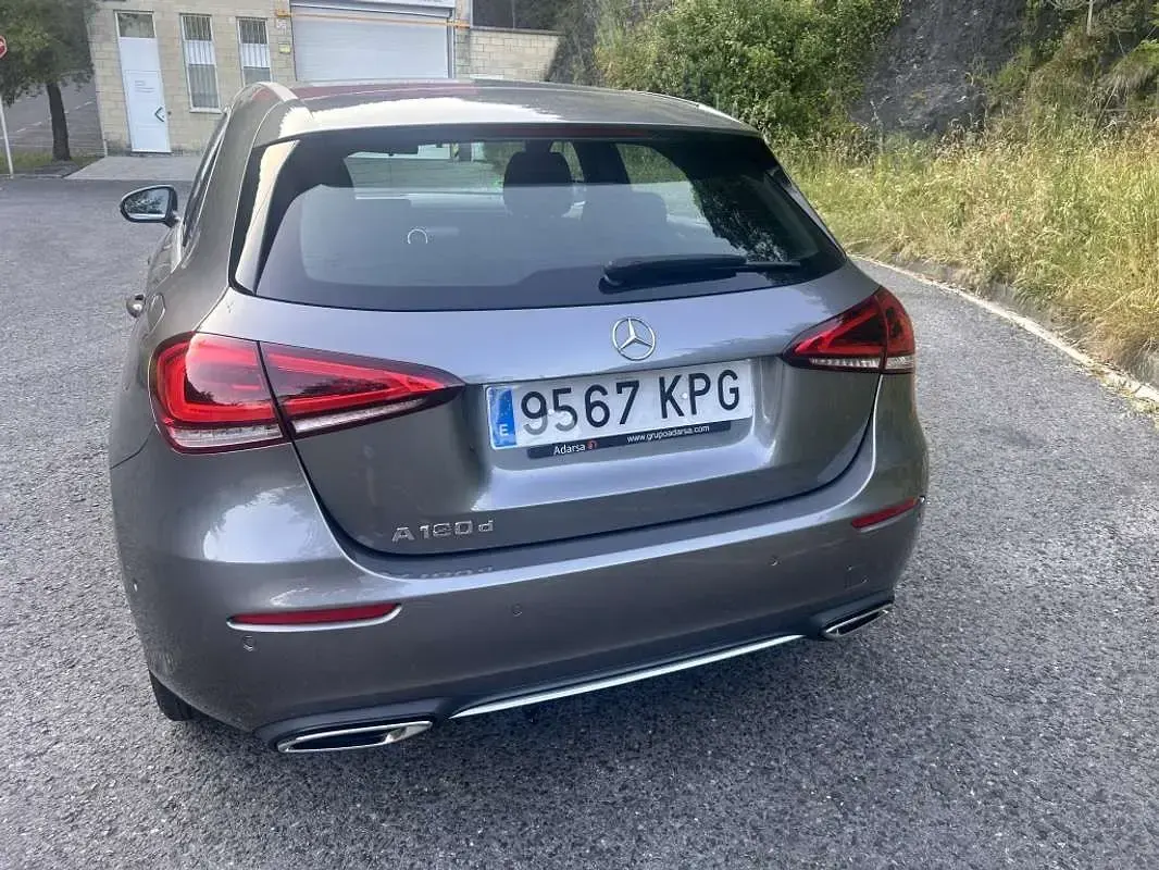 Usado Mercedes A180 109 CV (80 kW) 2017 Gris Utilitario