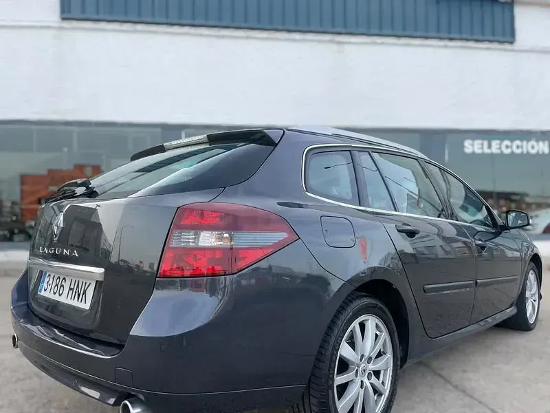 Usado Renault Laguna III Dynamique 130 CV (95 kW) 2013 Gris / plata Berlina