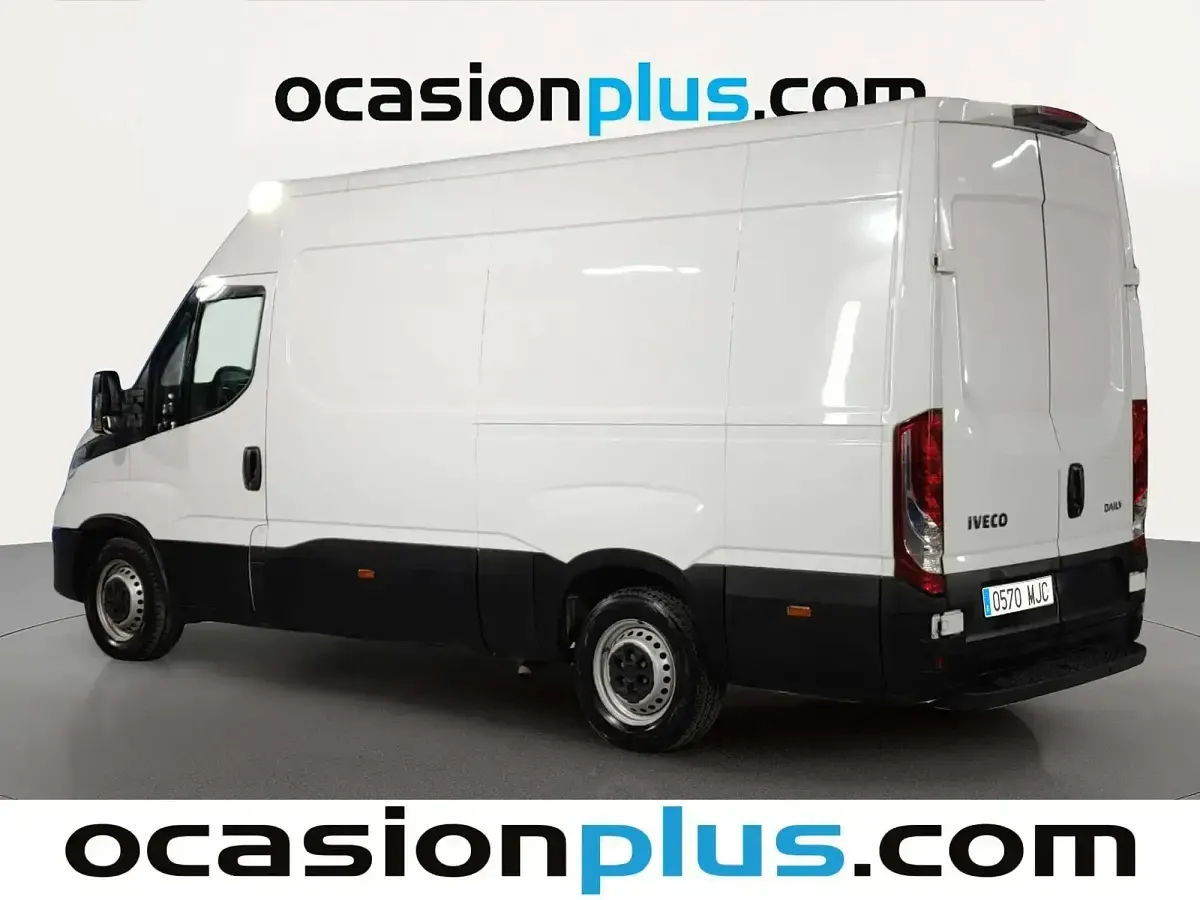 Begagnad Iveco Daily 156 HK (114 kW) 2023 Vit Sedan