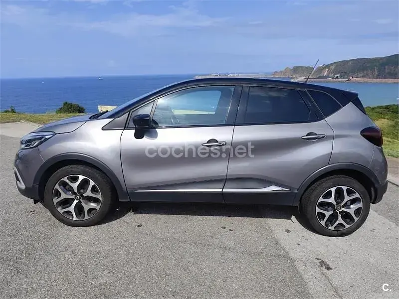 Usado Renault Captur Zen 120 CV (88 kW) 2017 Gris / plata SUV