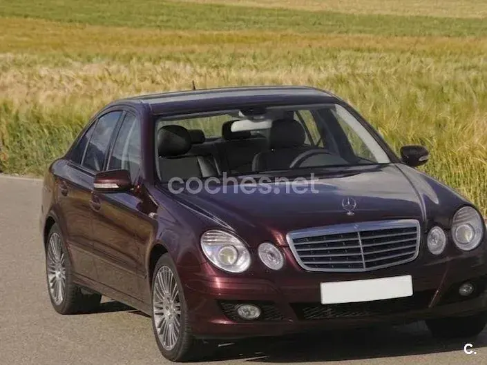 Usado Mercedes E220 170 CV (125 kW) 2008 Granate Berlina