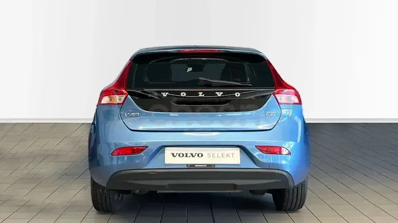 Usado Volvo V40 Momentum 120 CV (88 kW) 2015 Azul Berlina