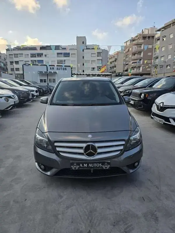 Usado Mercedes B180 109 CV (80 kW) 2013 Gris Utilitario
