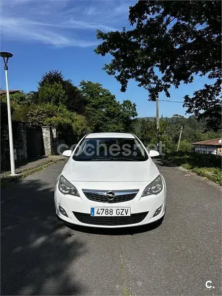 Usado Opel Astra Cosmo 110 CV (80 kW) 2011 Blanco Berlina