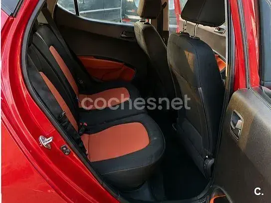 Usado Hyundai i10 66 CV (48 kW) 2015 Granate Utilitario