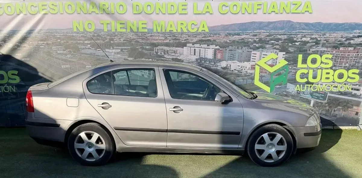 Usado Skoda Octavia 105 CV (77 kW) 2008 Marrón Familiar