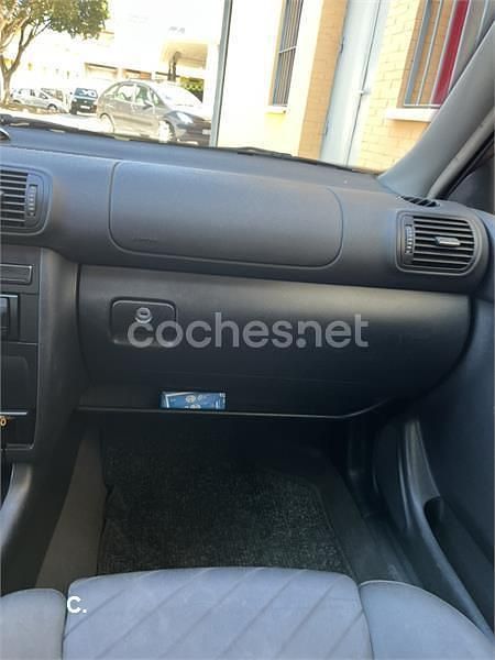 Usado Audi A3 Ambition 110 CV (80 kW) 2001 Rojo Utilitario