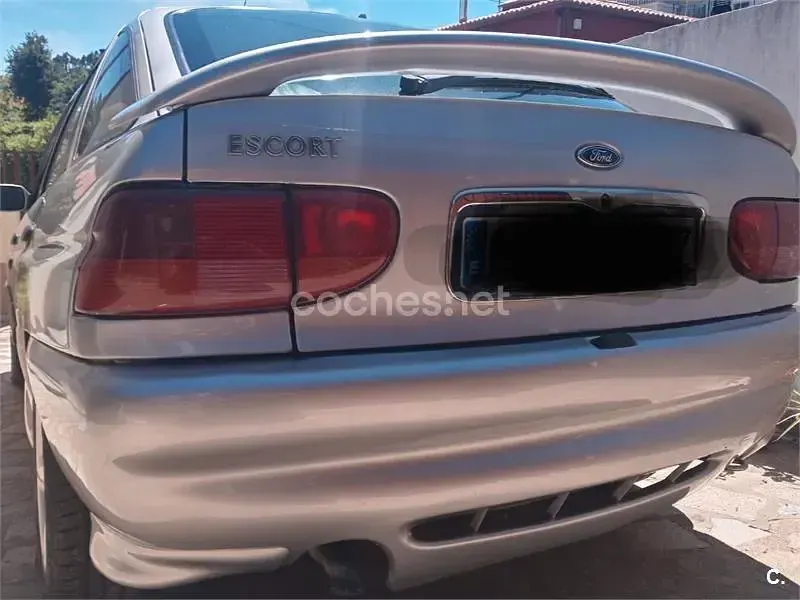 Usado Ford Escort 90 CV (66 kW) 1999 Blanco Berlina