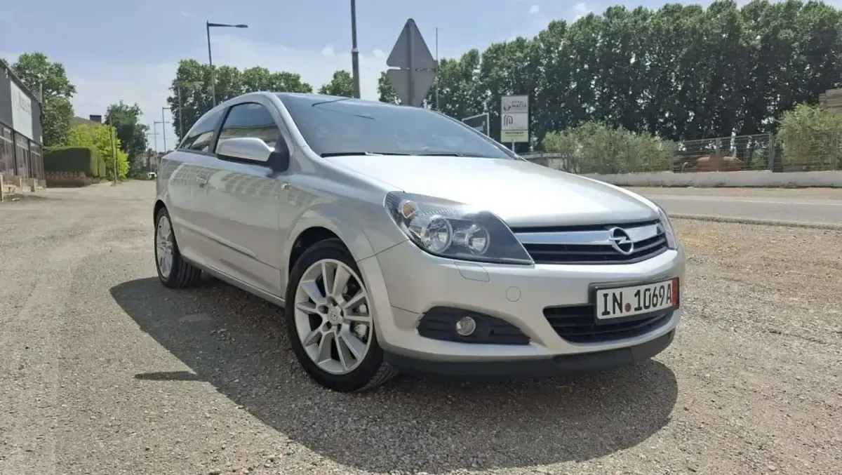 Usado Opel Astra GTC Cosmo 140 CV (102 kW) 2006 Gris Utilitario