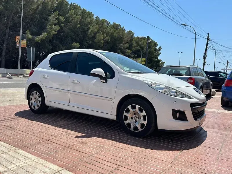 Usado Peugeot 207 68 CV (50 kW) 2013 Blanco Berlina