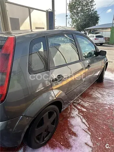Usado Ford Fiesta 90 CV (66 kW) 2006 Azul Utilitario