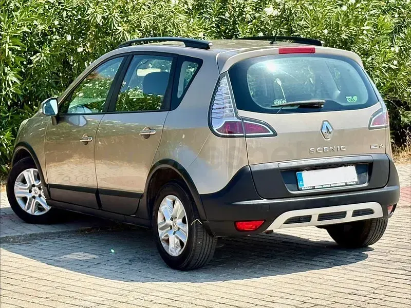 Usado Renault Scénic III Bose Edition 110 CV (80 kW) 2014 Blanco Monovolumen