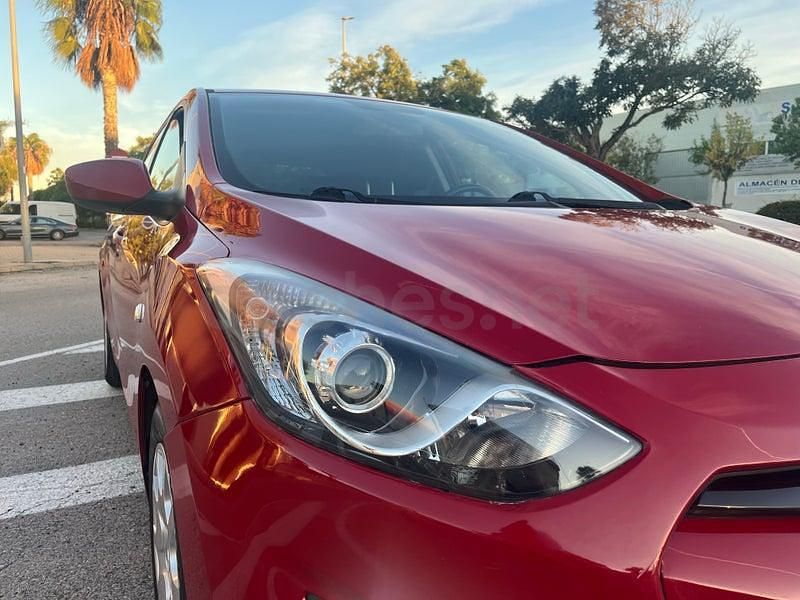 Usado Hyundai i30 90 CV (66 kW) 2014 Granate Berlina