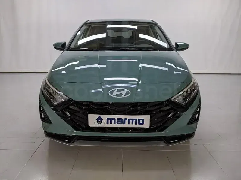 Usado Hyundai i20 100 CV (73 kW) 2025 Verde Utilitario