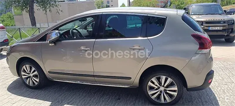 Usado Peugeot 3008 Style 115 CV (84 kW) 2015 Beige Familiar