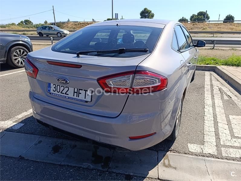 Usado Ford Mondeo Trend 140 CV (102 kW) 2011 Gris / plata Berlina