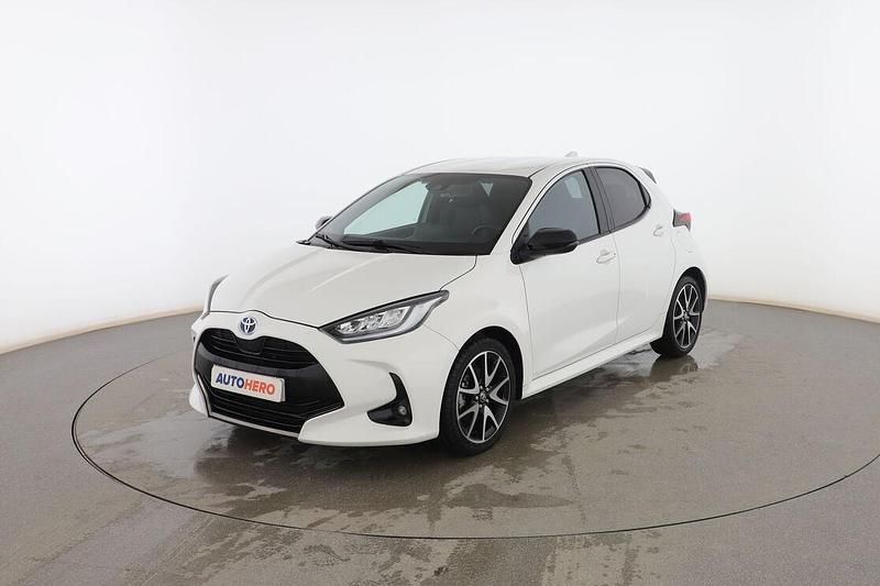 Usado Toyota Yaris Hybrid Style 120 CV (88 kW) 2022 Blanco Berlina