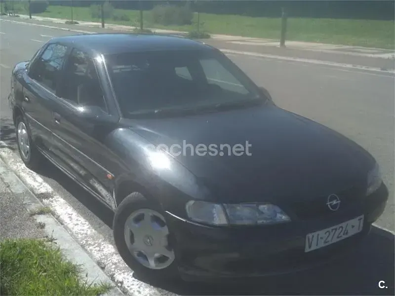 Usado Opel Vectra 115 CV (84 kW) 1996 Negro Berlina