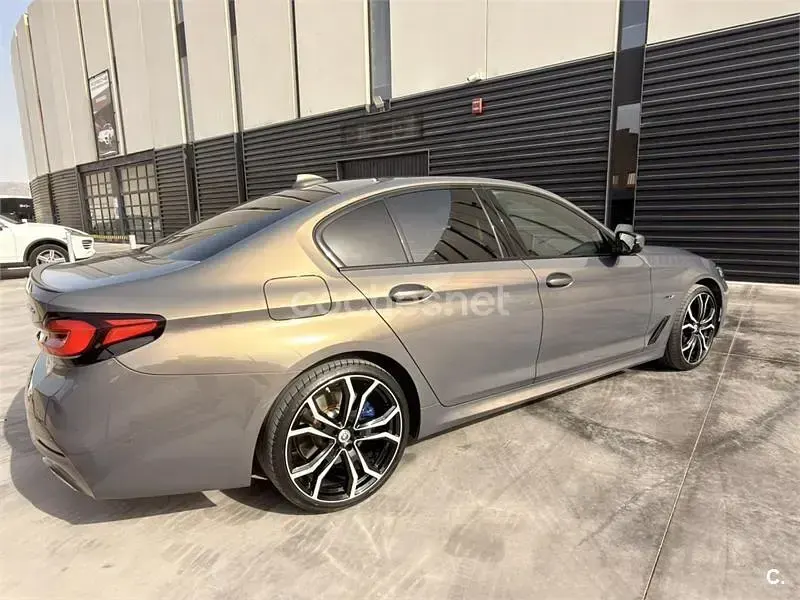 Usado BMW 530e Comfort Edition 292 CV (214 kW) 2022 Gris / plata Berlina