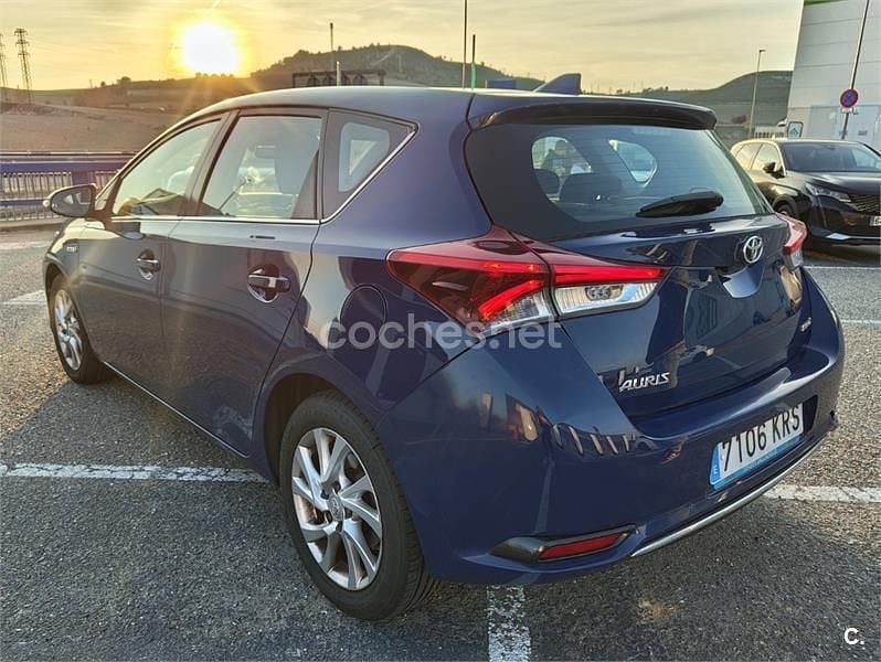 Usado Toyota Auris Hybrid Active 136 CV (100 kW) 2018 Azul Berlina