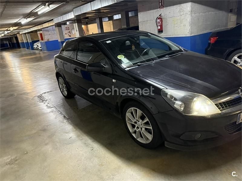 Usado Opel Astra GTC Sport 150 CV (110 kW) 2008 Negro Berlina