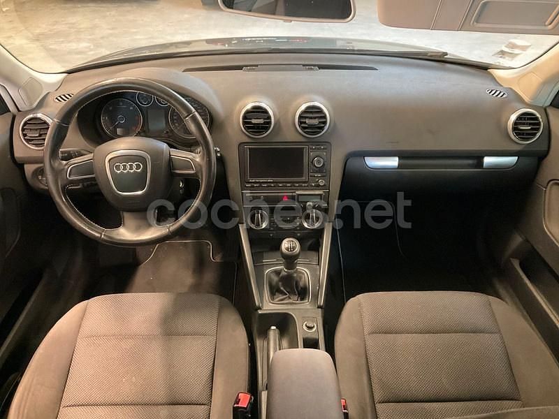 Usado Audi A3 Attraction 105 CV (77 kW) 2011 Gris / plata Berlina