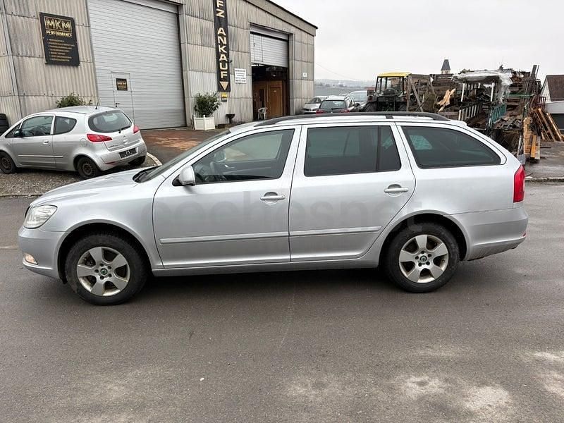 Usado Skoda Octavia Elegance 140 CV (102 kW) 2012 Gris / plata Familiar