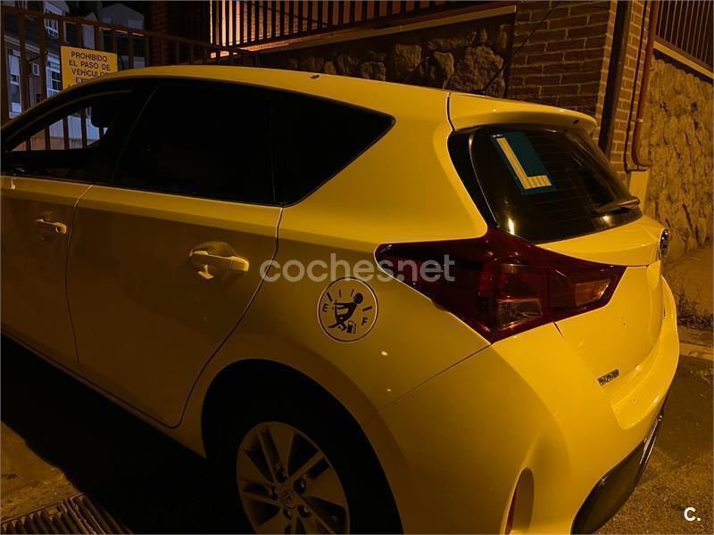 Blanco Usado 2014 Toyota Auris Hybrid Active Berlina | 11.100 € (Buen precio) - Imagen 1/3