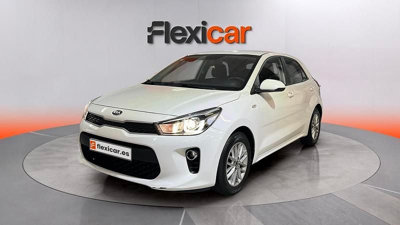 Usado Kia Rio 84 CV (61 kW) 2019 Blanco Berlina