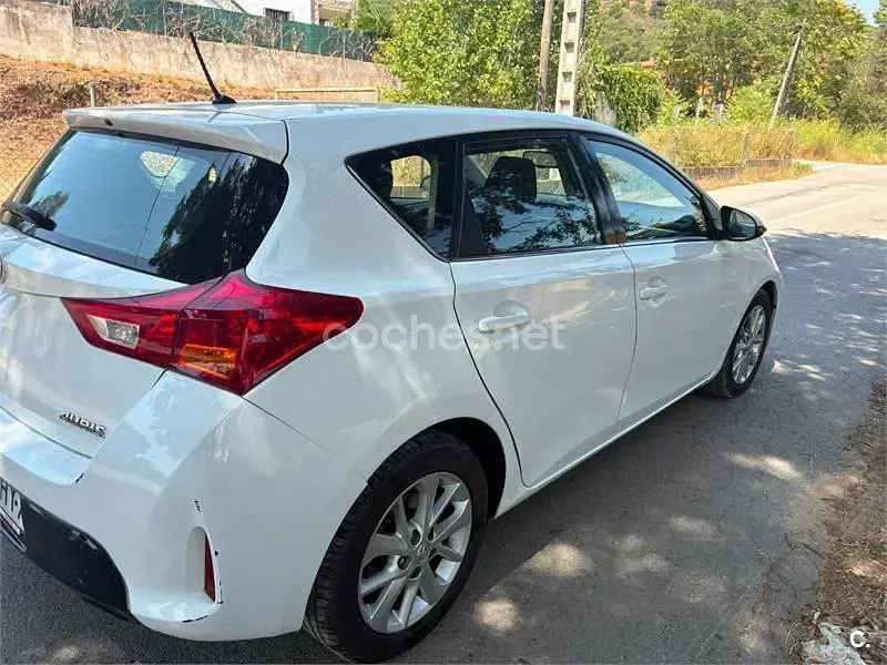 Usado Toyota Auris Business Edition 124 CV (91 kW) 2014 Blanco Berlina
