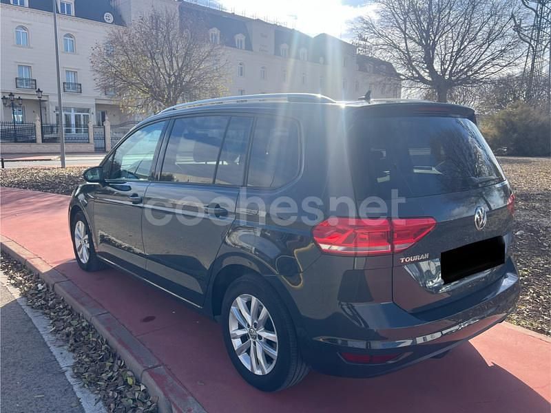 Usado VW Touran Business 115 CV (84 kW) 2019 Gris / plata Monovolumen