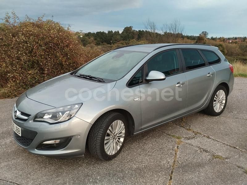 Usado Opel Astra Selective 140 CV (102 kW) 2014 Verde Familiar
