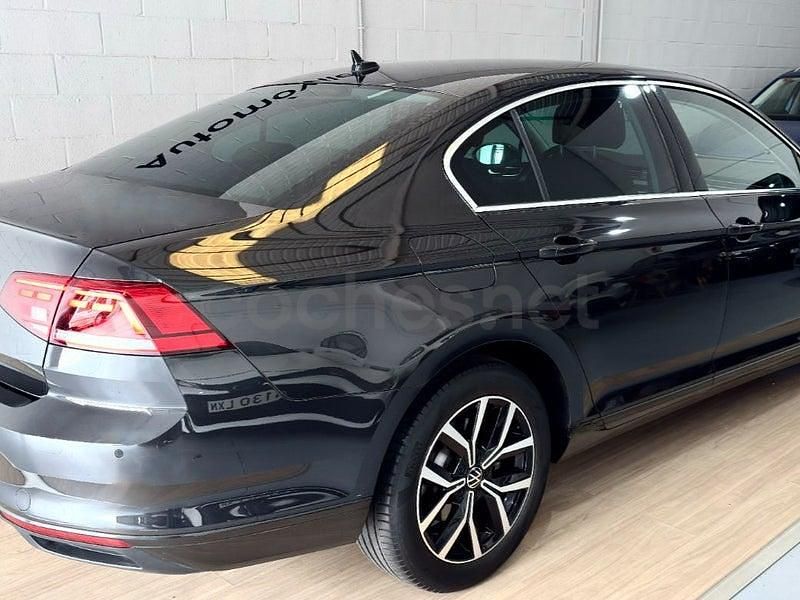 Usado VW Passat Executive 150 CV (110 kW) 2021 Gris / plata Berlina