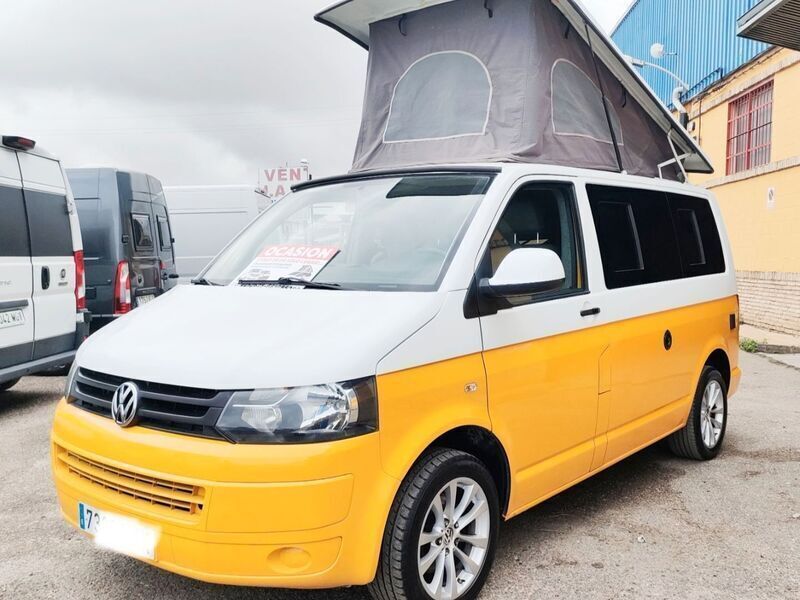 Usado VW Caravelle Comfortline 140 CV (102 kW) 2014 Amarillo Monovolumen