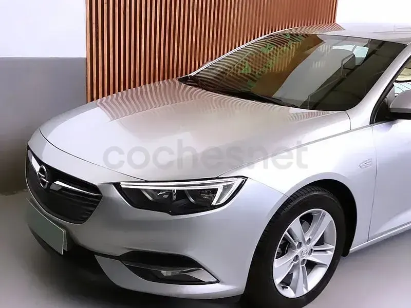 Usado Opel Insignia Innovation 136 CV (100 kW) 2020 Gris / plata Berlina