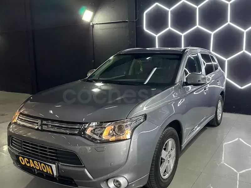 Usado Mitsubishi Outlander Motion 203 CV (149 kW) 2014 Gris / plata SUV