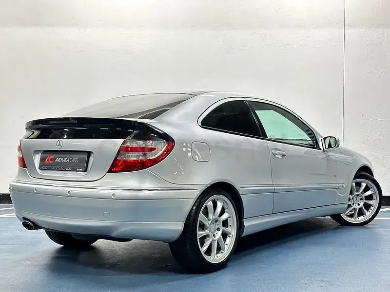 Usado Mercedes C220 150 CV (110 kW) 2007 Gris / plata Berlina