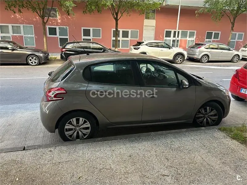 Usado Peugeot 208 Allure 95 CV (69 kW) 2013 Gris / plata Utilitario