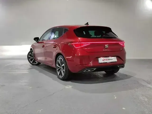 Usado Seat Leon FR 150 CV (110 kW) 2021 Rojo Utilitario