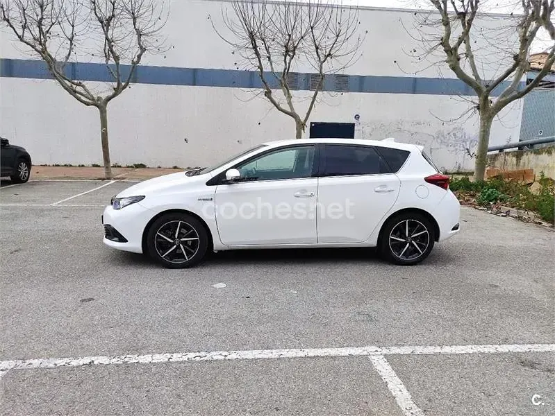 Usado Toyota Auris Hybrid Edition 136 CV (100 kW) 2018 Blanco Berlina